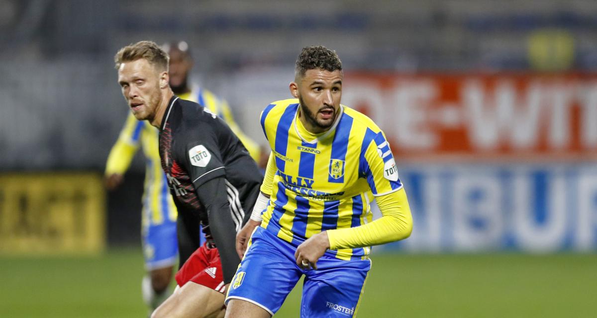 Ahmed Touba, en jaune et bleu, est suivi par l'OL