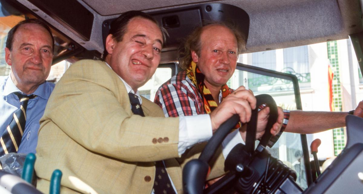 Photo vintage : Gervais Martel et Daniel Leclercq au volant du bus impérial traversant Lens après le titre de 1998.