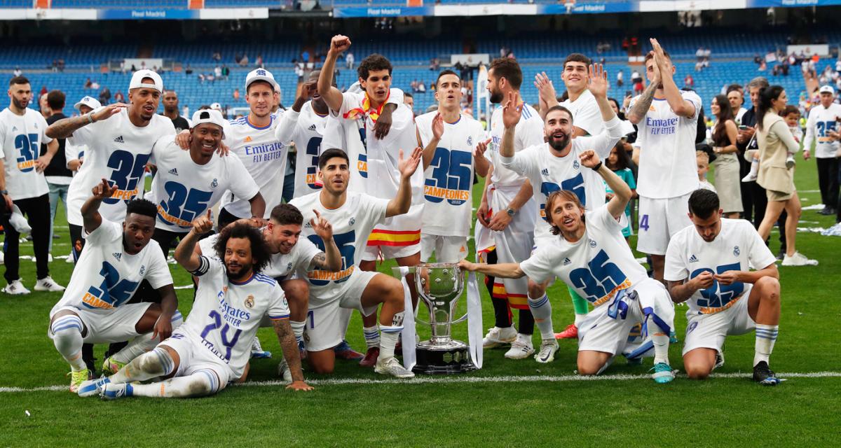 Joueurs du Real Madrid avec le trophée de la Liga