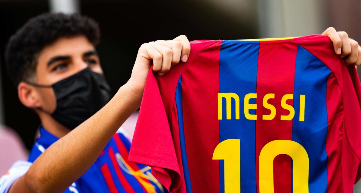 Un supporter brandissant le maillot de Lionel Messi