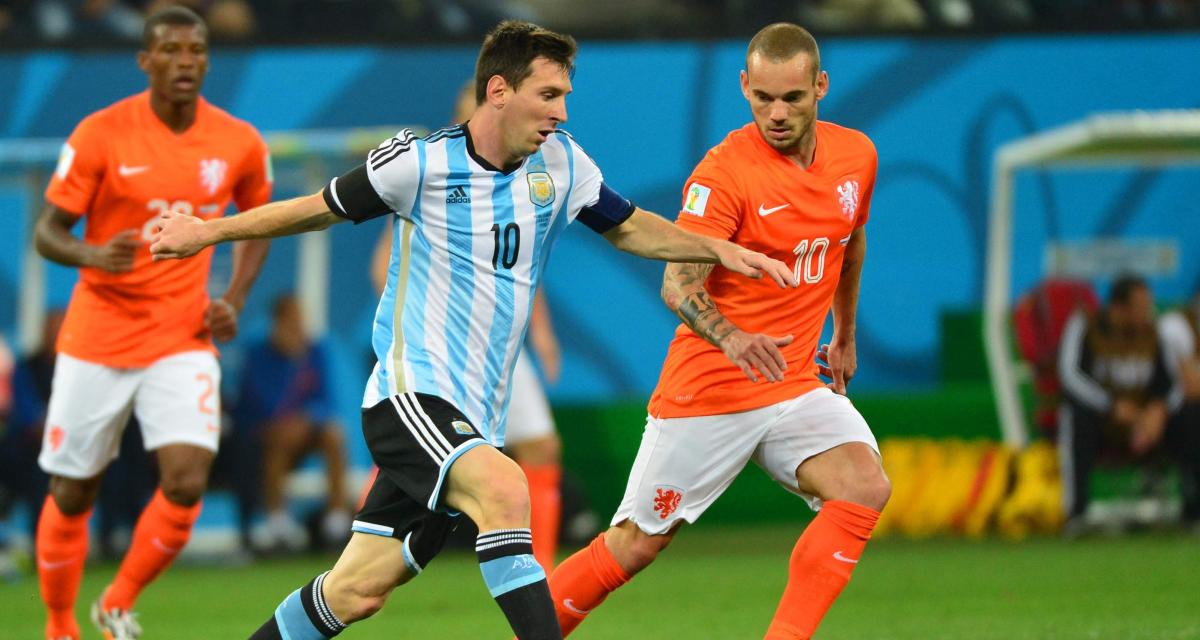 Lionel Messi au duel avec Wesley Sneijder