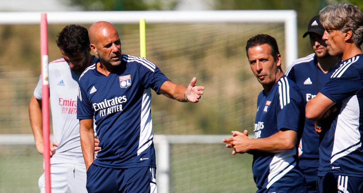 Peter Bosz discute avec son staff, Ludovic Giuly en tête...