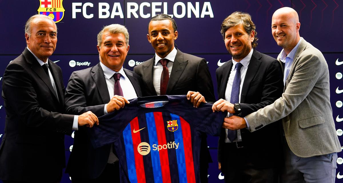 Les dirigeants du FC Barcelone et Jules Koundé posant avec le maillot 2022-23