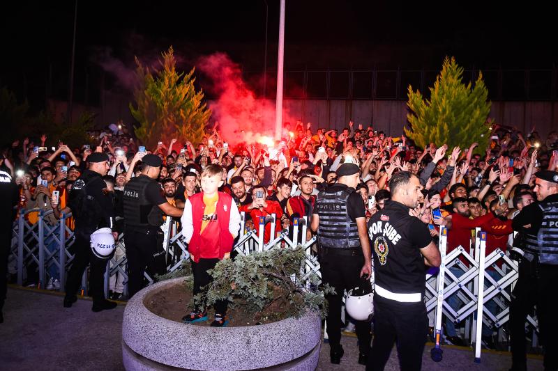  - PSG : l'arrivée très chaude de Wanda Nara et Mauro Icardi à Galatasaray