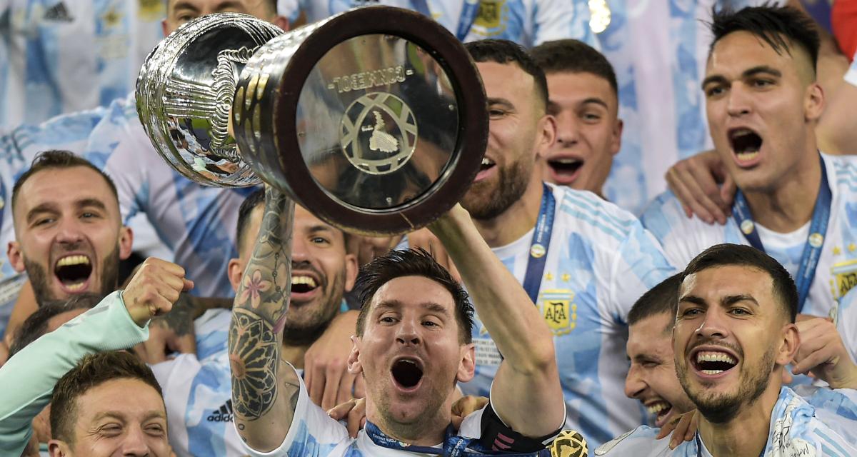 Lionel Messi soulevant la Copa América