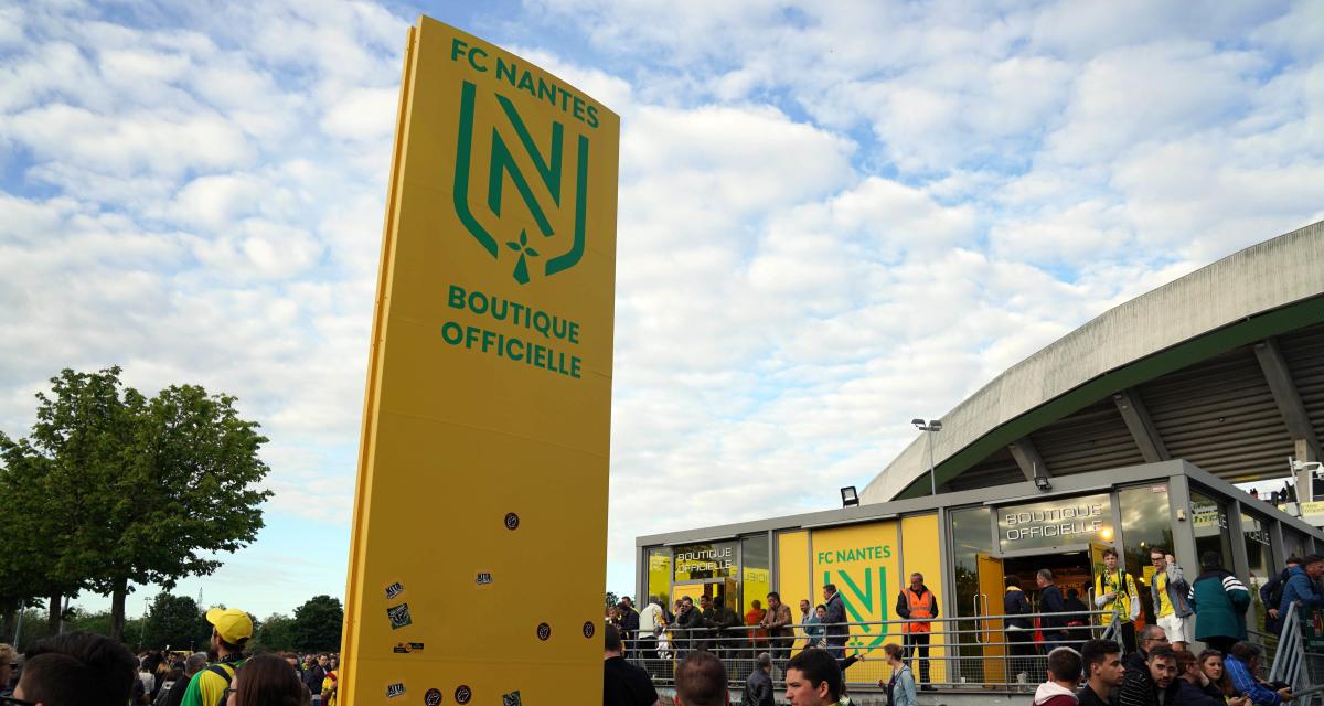 Logo du FC Nantes devant la Beaujoire