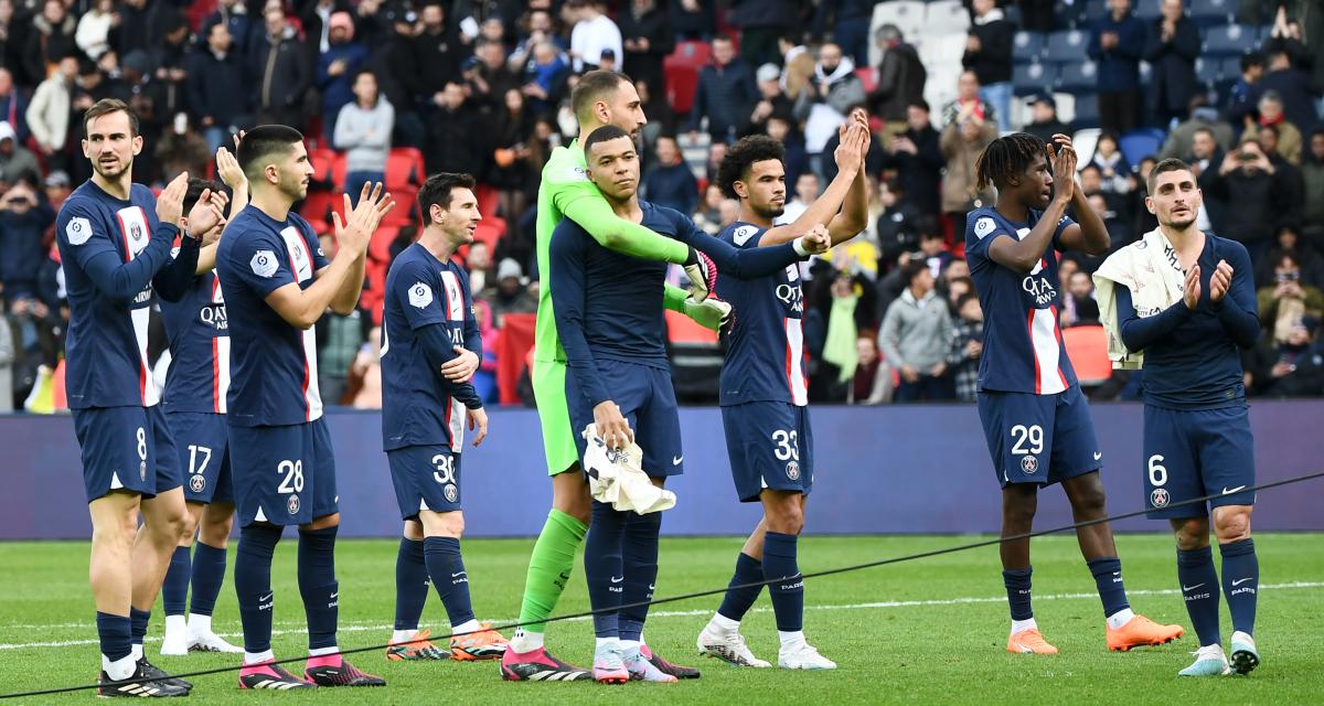 Les joueurs du PSG saluent les supporteurs parisiens au Parc des Princes 