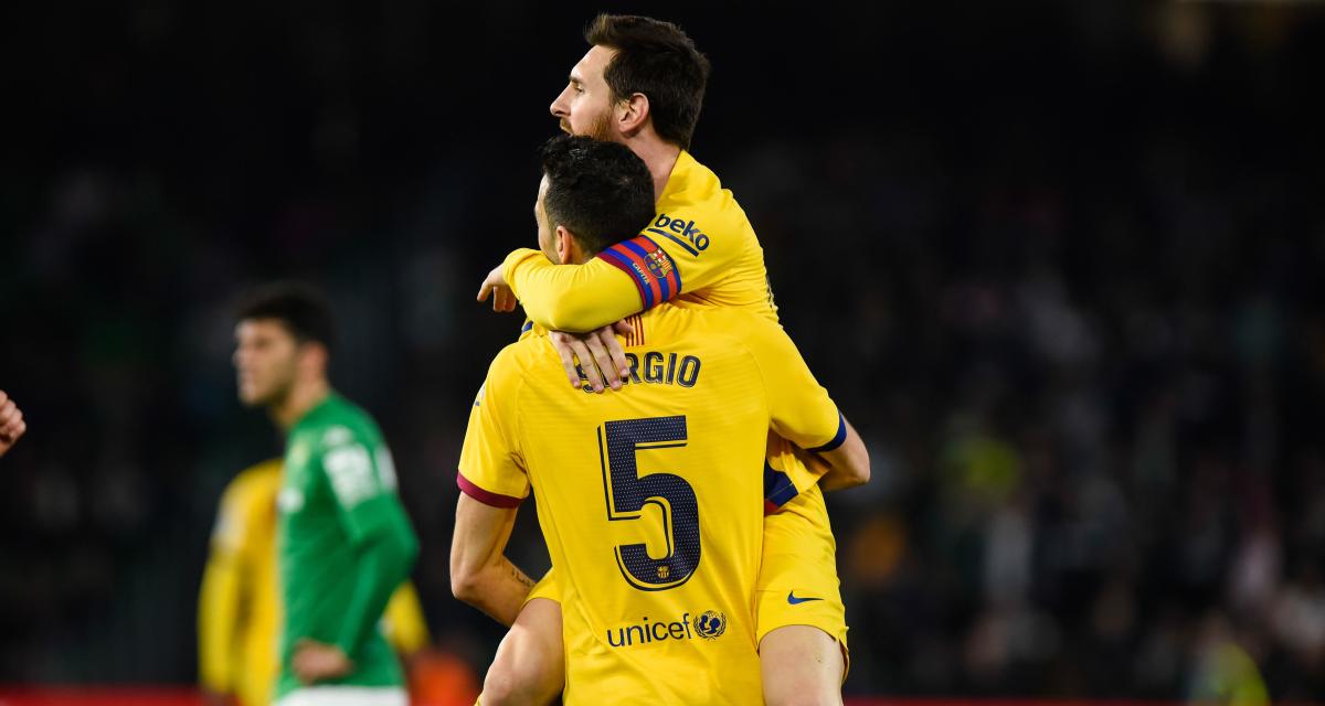 Lionel Messi dans les bras de Sergio Busquets