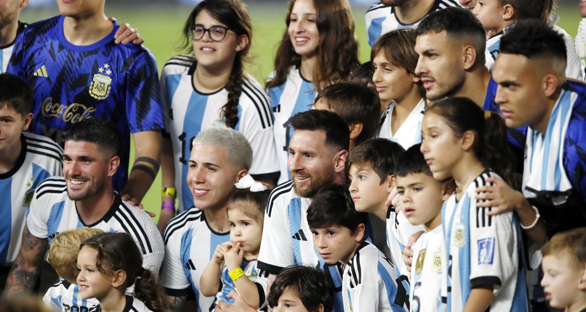 Messi au milieu de ses coéquipiers argentins et de leur famille hier contre le Panama
