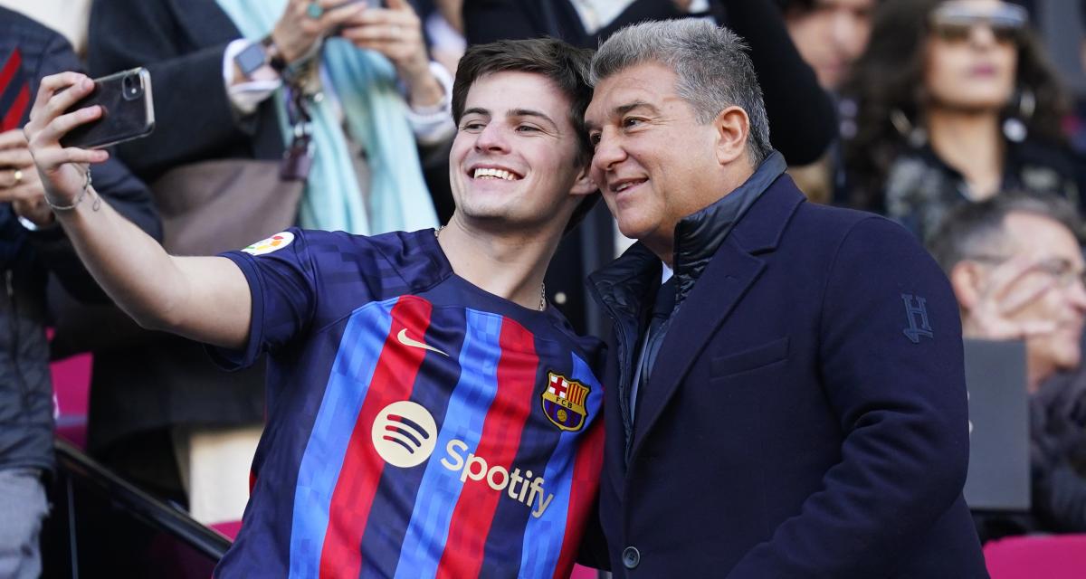 Joan Laporta pose avec un fan du Barça