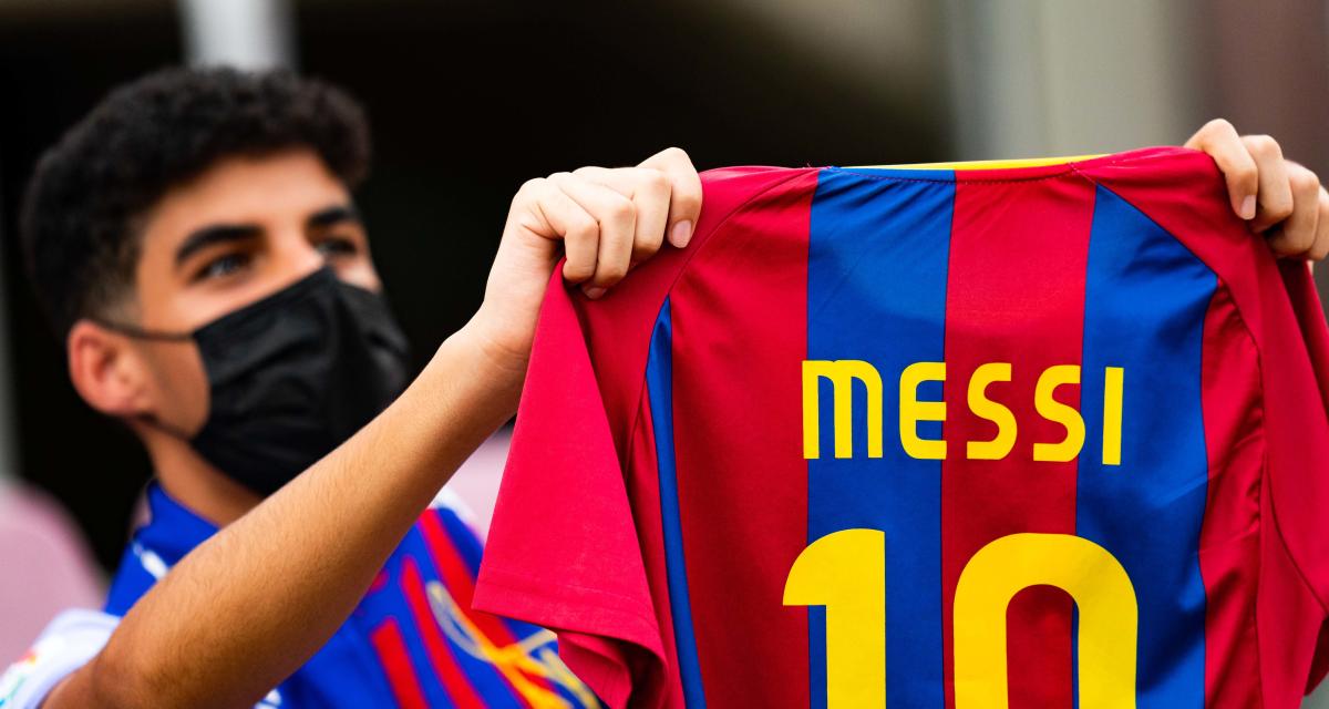 Supporter du Barça tenant un maillot de Lionel Messi