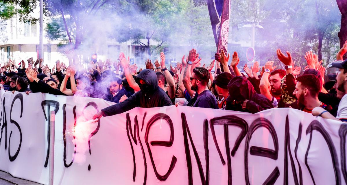 Fans parisiens devant le siège du PSG en mai 2023