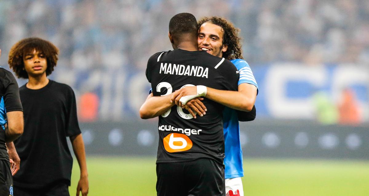Mandanda avec Guendouzi à l'OM lors du dernier match de la saison 2021/22 à l'Orange Vélodrome face à Strasbourg