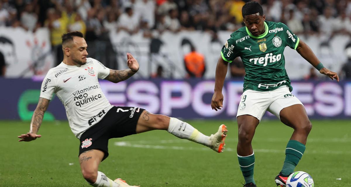 Maycon qui s'apprête à découper Endrick le 3 septembre 2023 lors de Corinthians - Palmeiras 