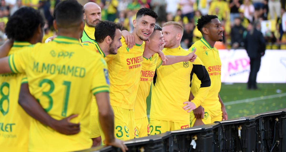 Matthis Abline aux côtés de ses coéquipiers du FC Nantes