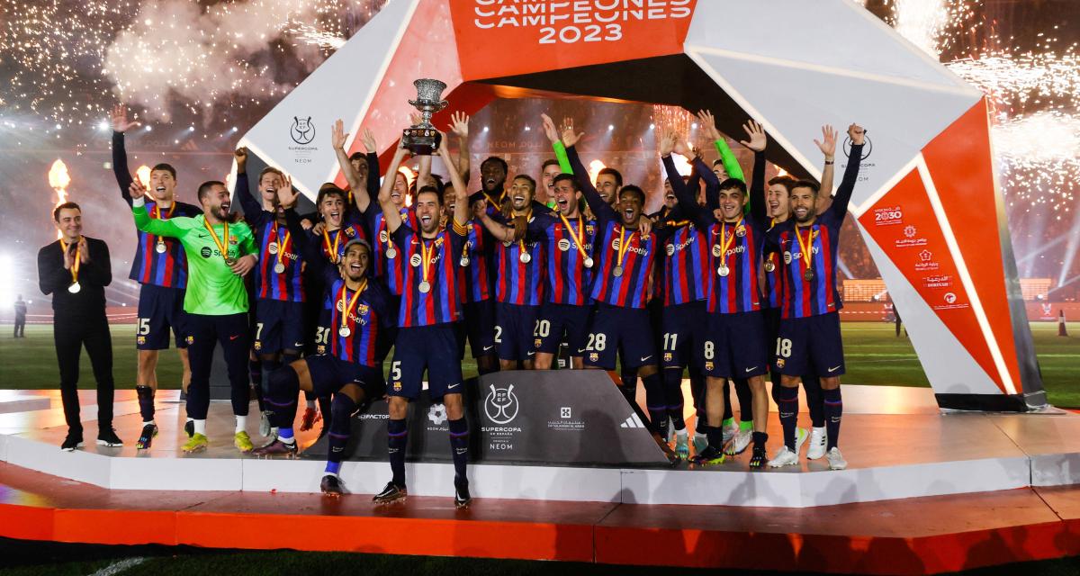 Les joueurs du FC Barcelone avec la Supercoupe d'Espagne 2022
