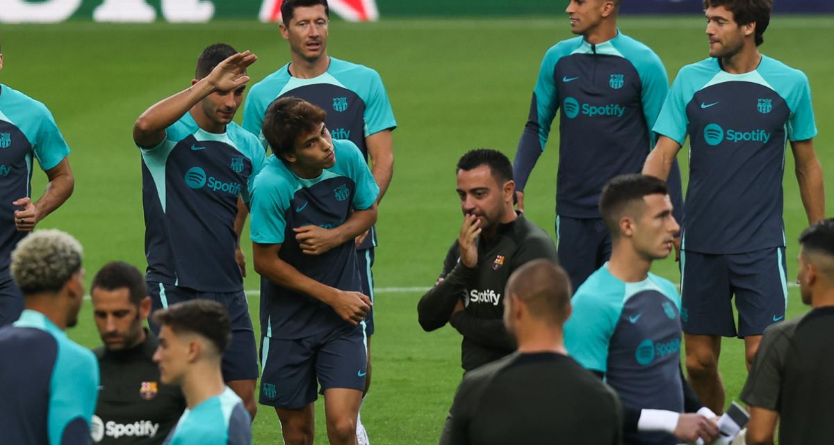 Joao Félix et Xavi au milieu des Blaugranas