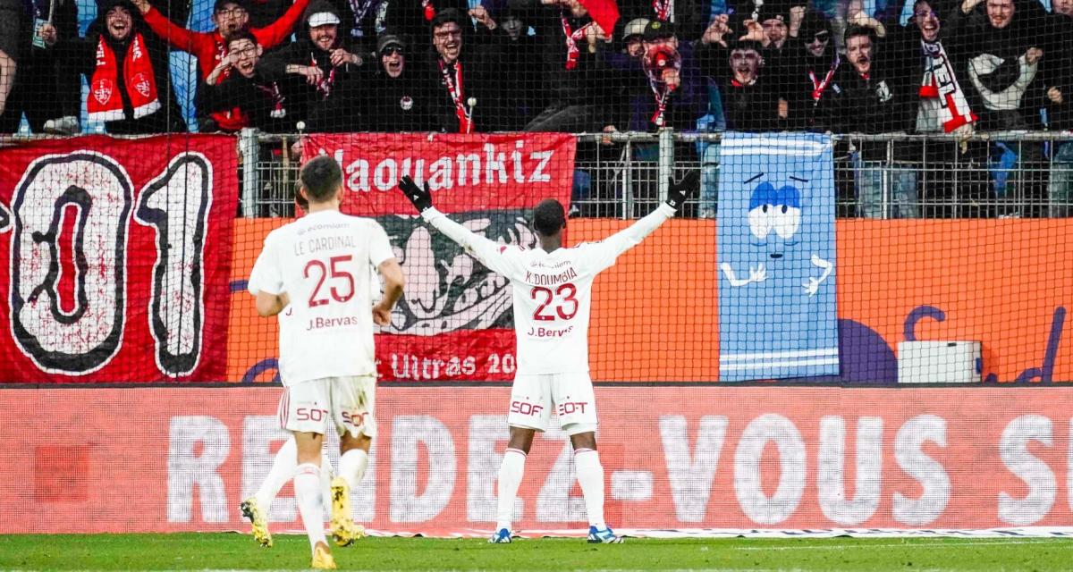 Ligue 1 : un bus de supporters caillassé, les terribles images