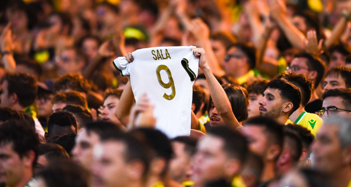 Un supporter nantais brandissant un maillot d'Emiliano Sala