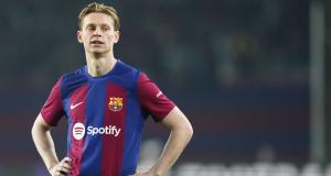 FC Barcelone : Frenkie de Jong prend une balle perdue