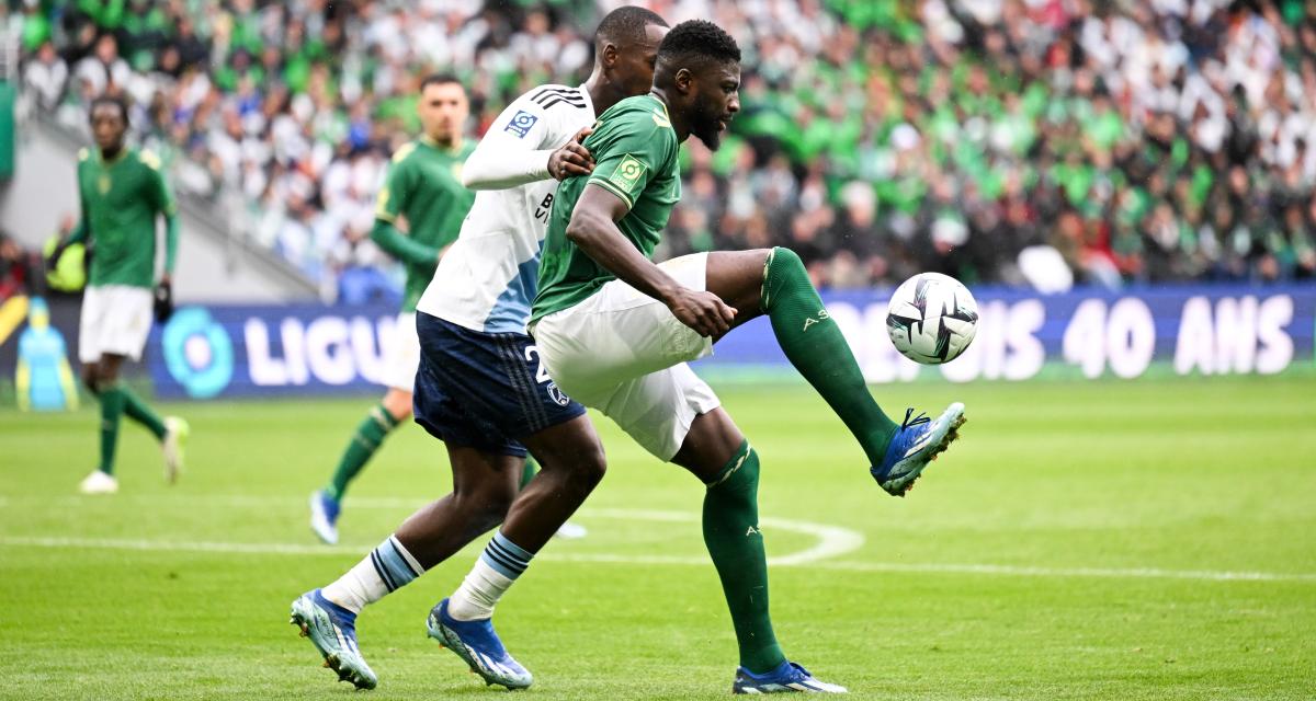 Ibrahim Sissoko au duel avec Yoan Koré lors du match aller entre l'ASSE et le Paris FC 