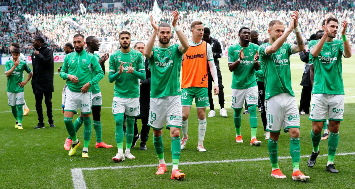 Thomas Monconduit et Florian Tardieu aux côtés de leurs coéquipiers de l'ASSE