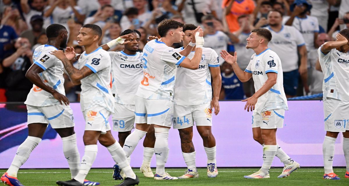 Leonardo Balerdi, Quentin Merlin et Elye Wahi aux côtés de leurs coéquipiers de l'OM