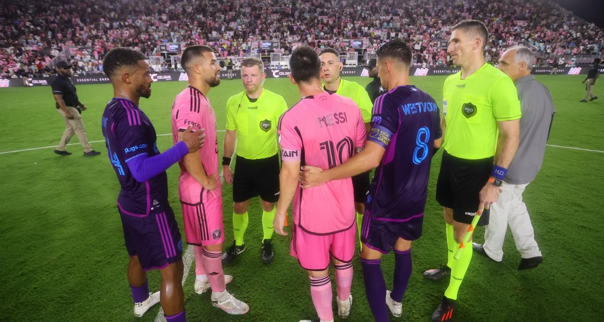 Lionel Messi avec l'arbitre du match contre Charlotte