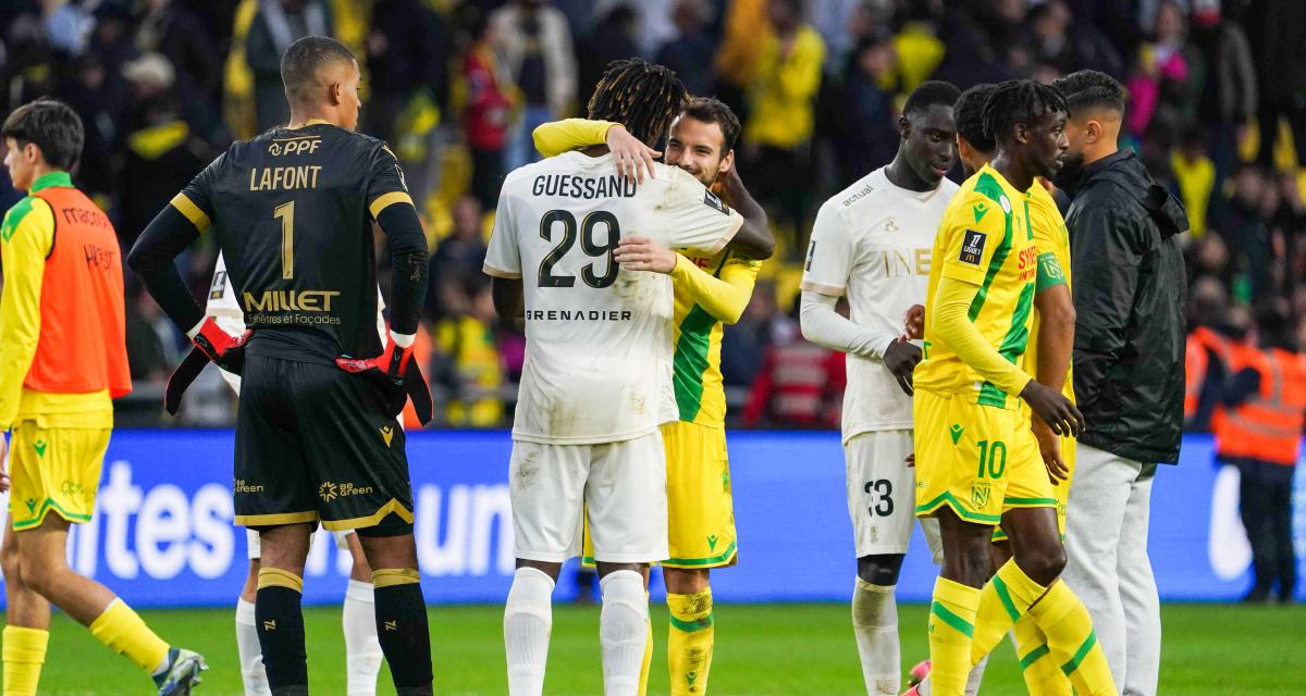 Les joueurs de Nantes et Nice se saluant à la fin du match