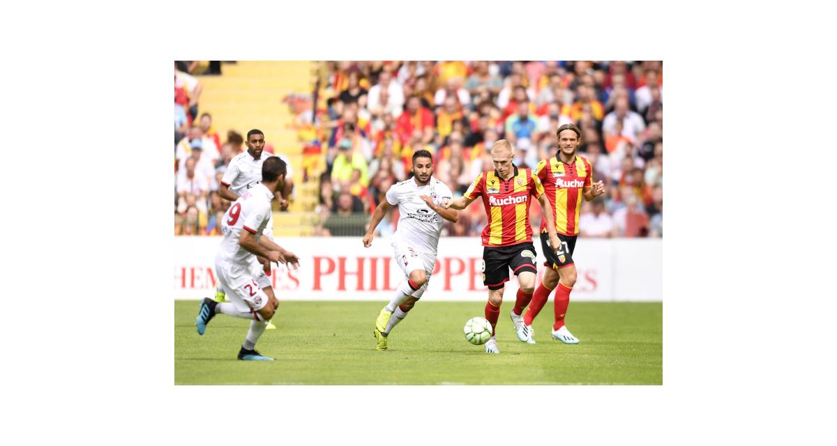 Résultat Ligue 2 : le RC Lens remporte le choc des poids lourds face à Guingamp (2-0)