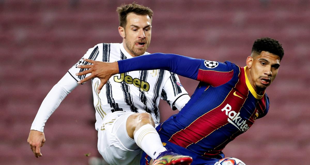 Ramsey face à Araujo lors de Barça-Juve
