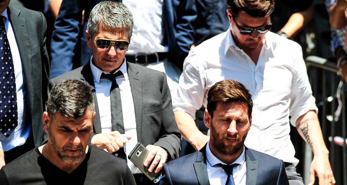 Lionel Messi et son père Jorge (derrière lui)