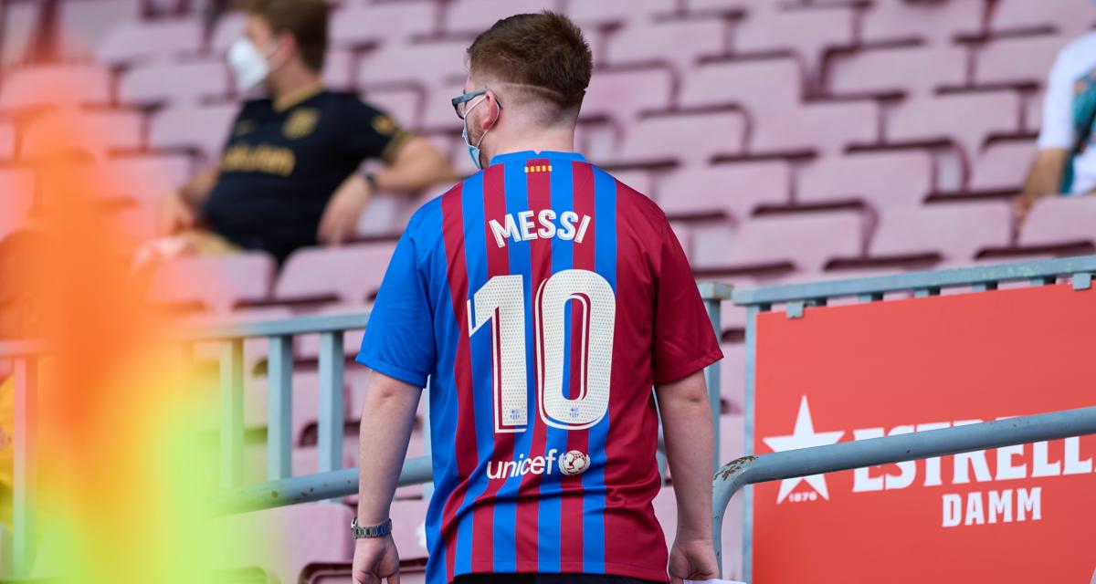 Image rare d'un supporter portant le 10 de Messi avec le nouveau maillot du Barça...