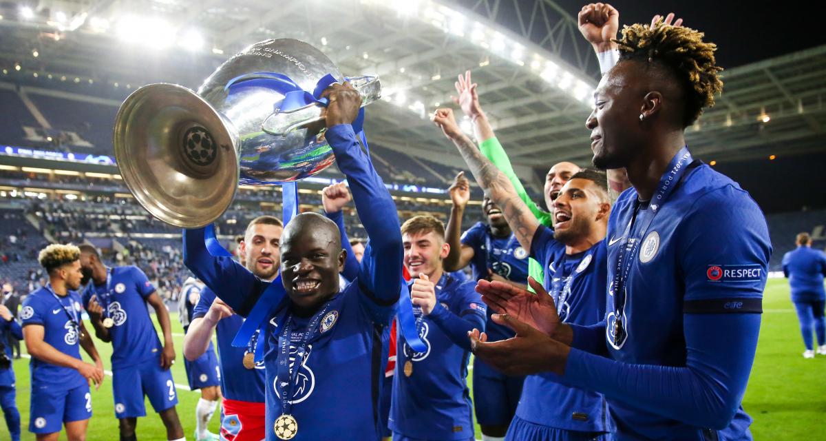 N'golo Kanté soulevant fièrement la Ligue des Champions après son sacre avec Chelsea