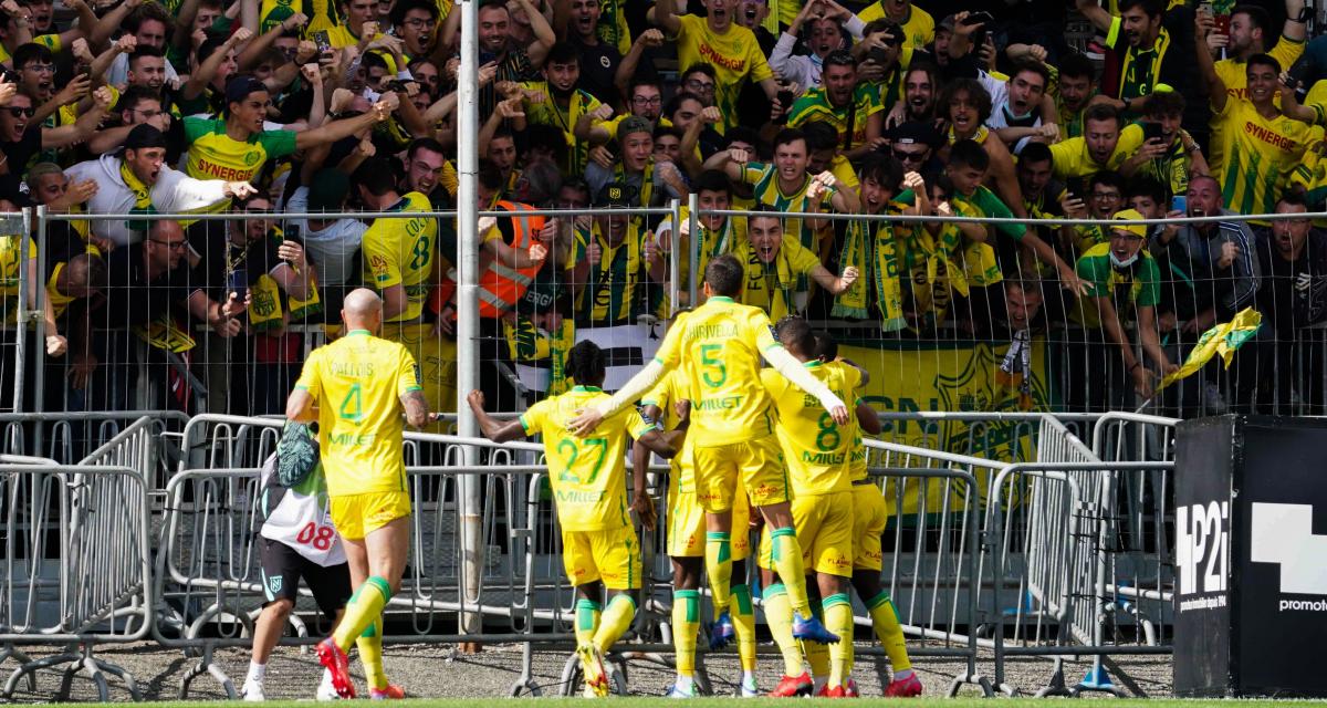 Joueurs du FC Nantes célébrant un but avec leurs supporters