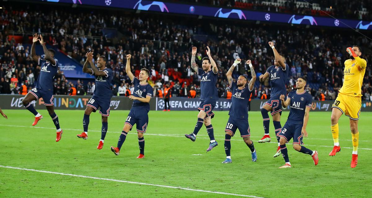 Joueurs du PSG célébrant leur victoire face à Manchester City avec leurs supporters