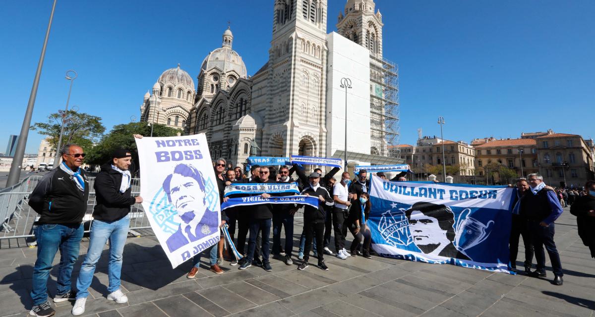 Supporters de l'OM devant la cathédrale La Major