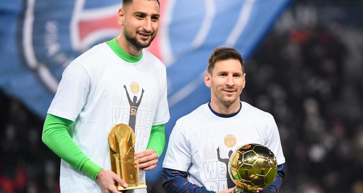 Gianluigi Donnarumma et Lionel Messi exhibant leurs trophées mercredi au Parc...