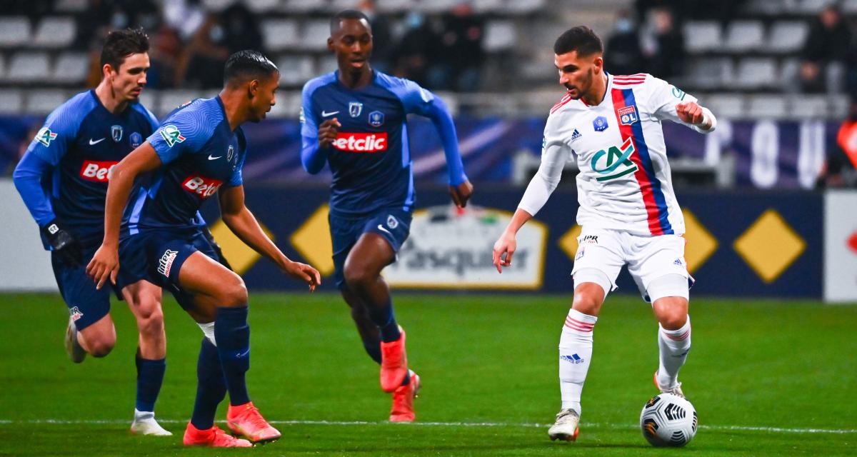 Houssem Aouar face à la défense du Paris FC 