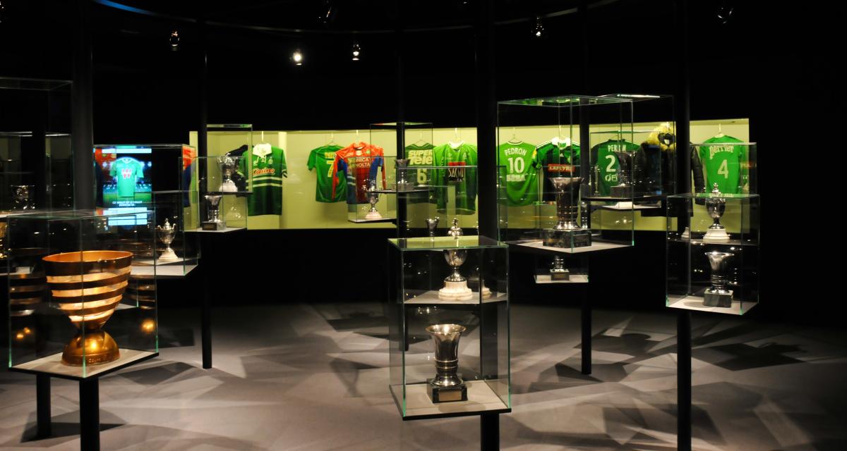 Le Musée des Verts est situé dans l'un des quatre angles du stade Geoffroy Guichard..