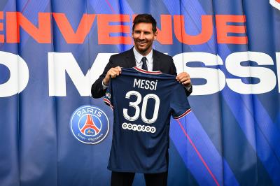 PSG : les images fortes de l'arrivée de Messi à Paris